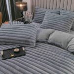 Set lenjerie cocolino pufoasa, model dungi groase, cu elastic, pat 2 persoane, 4 piese